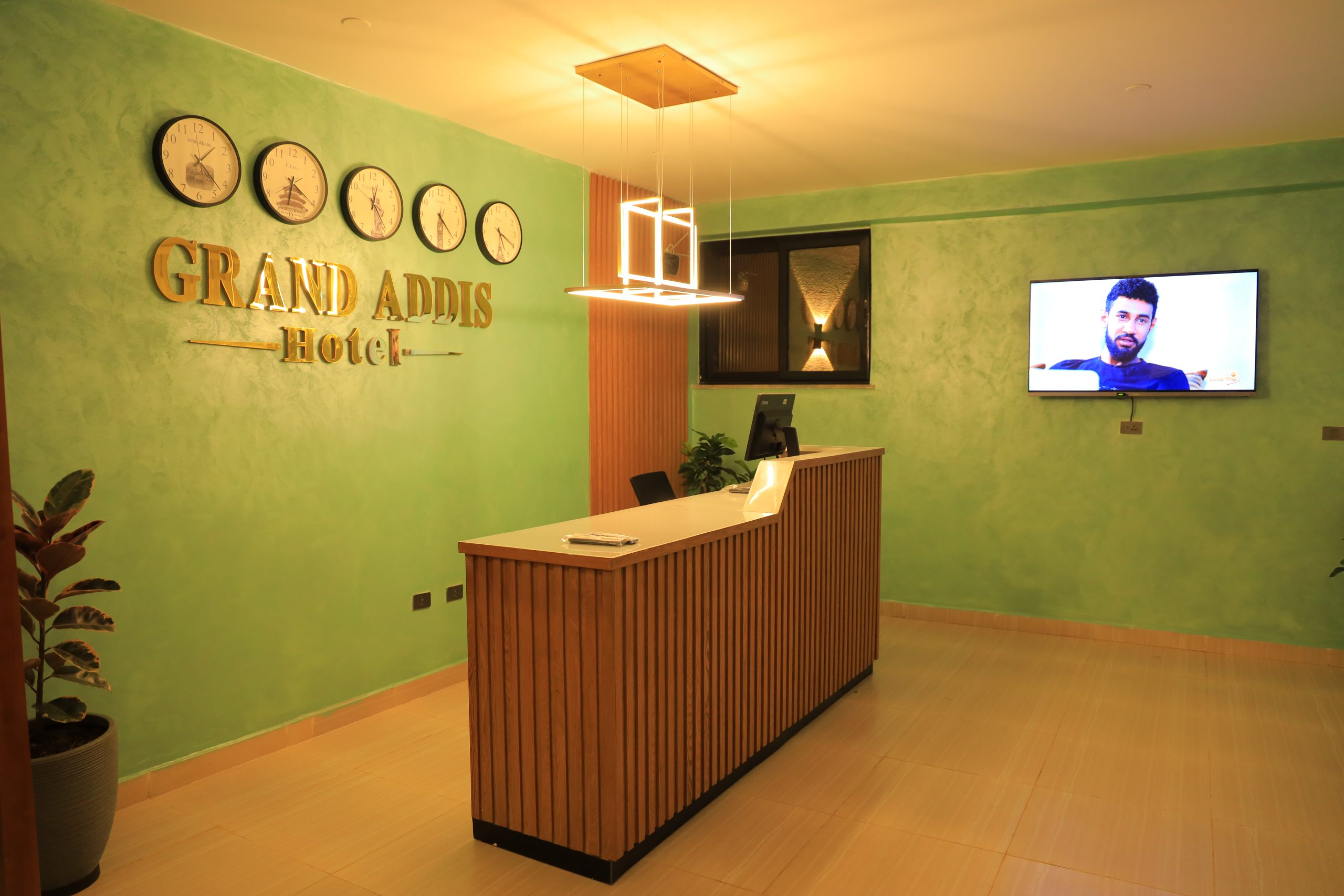 Lounge & Dining Ambiance